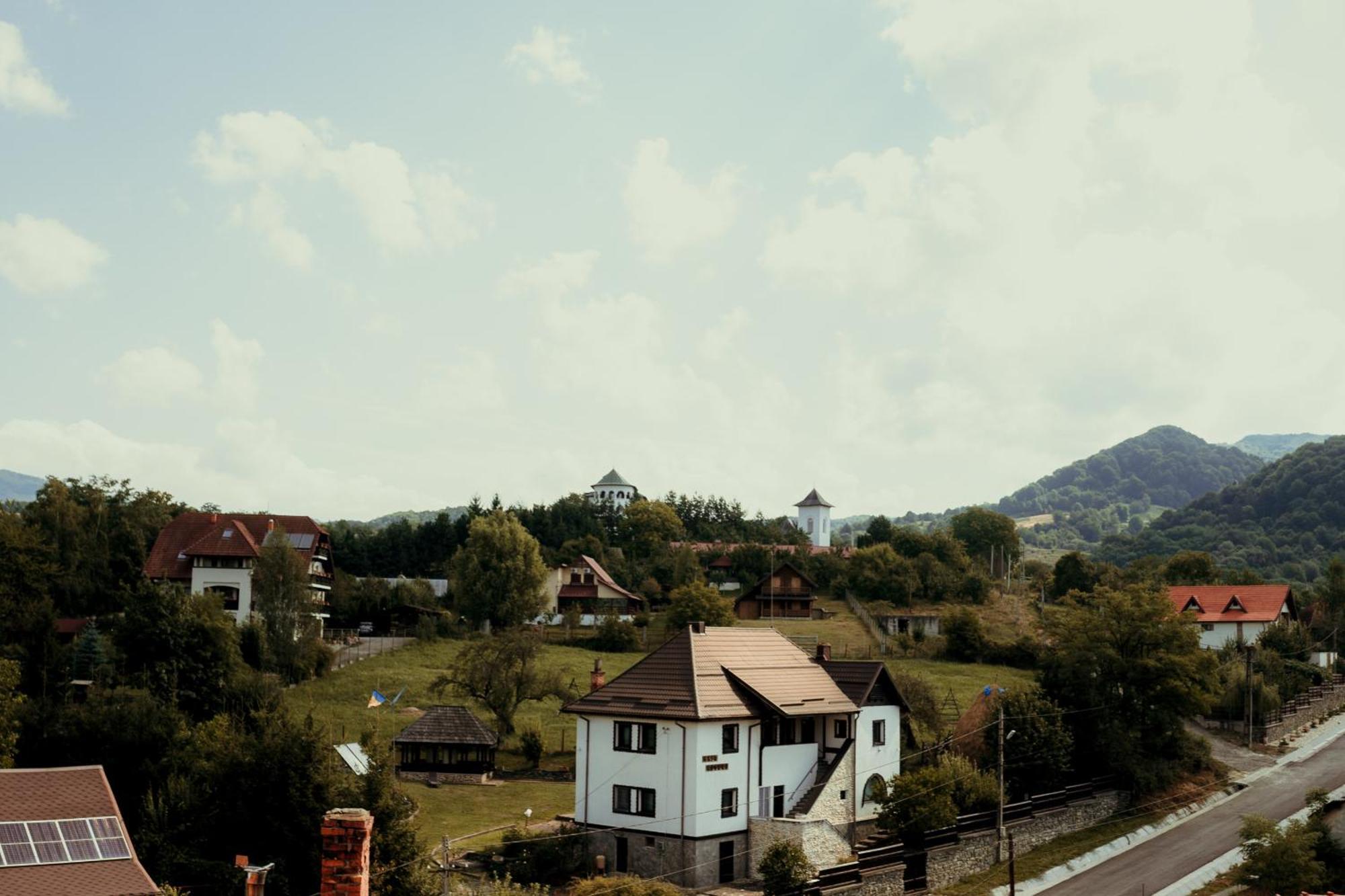 Turnul Maresalului Hotel Корбени Екстериор снимка