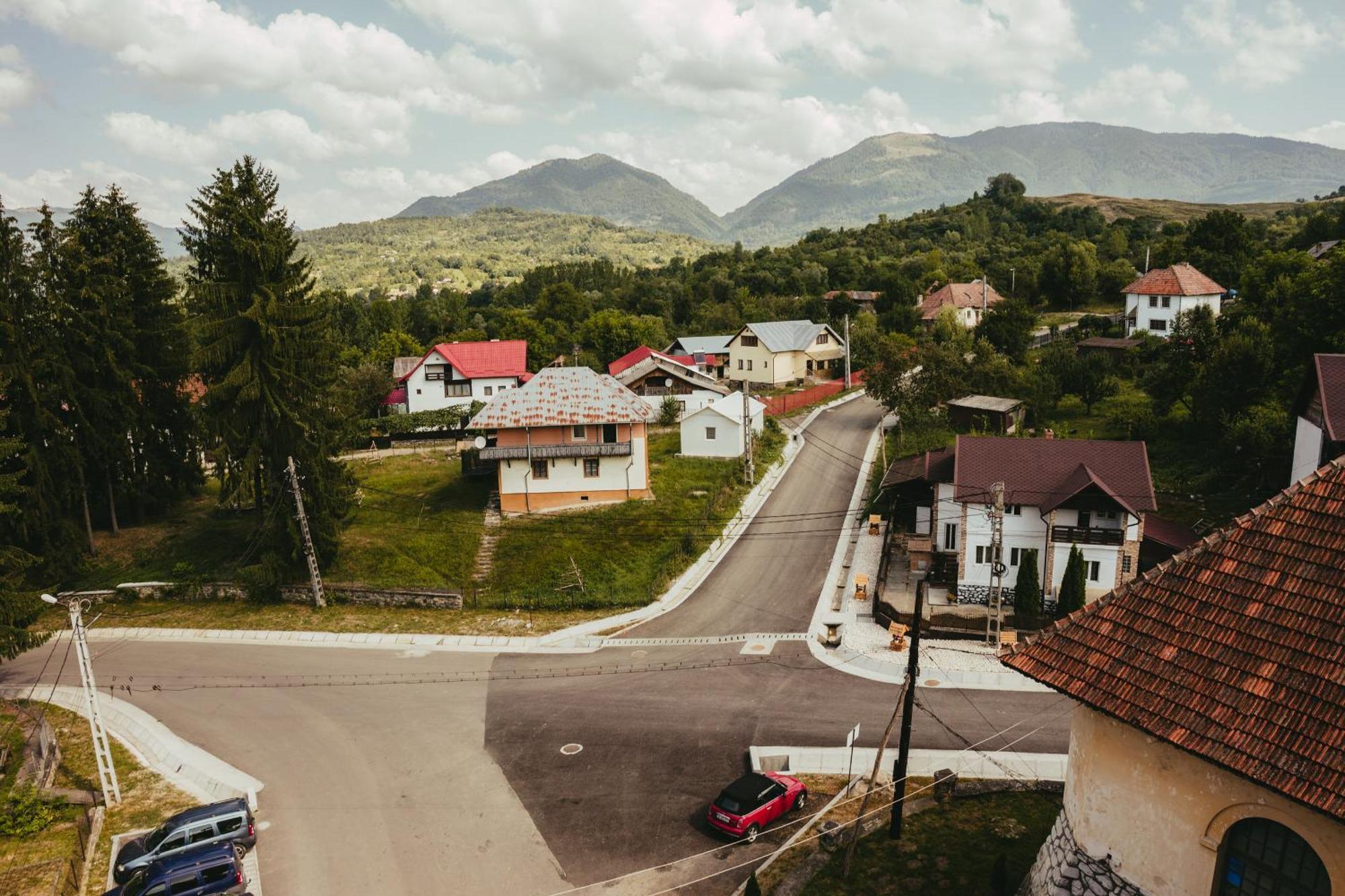 Turnul Maresalului Hotel Корбени Екстериор снимка